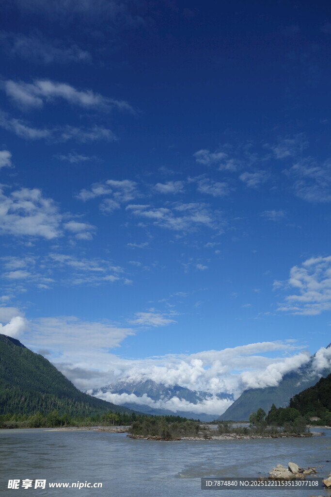 壮丽山水间的宁静湖泊