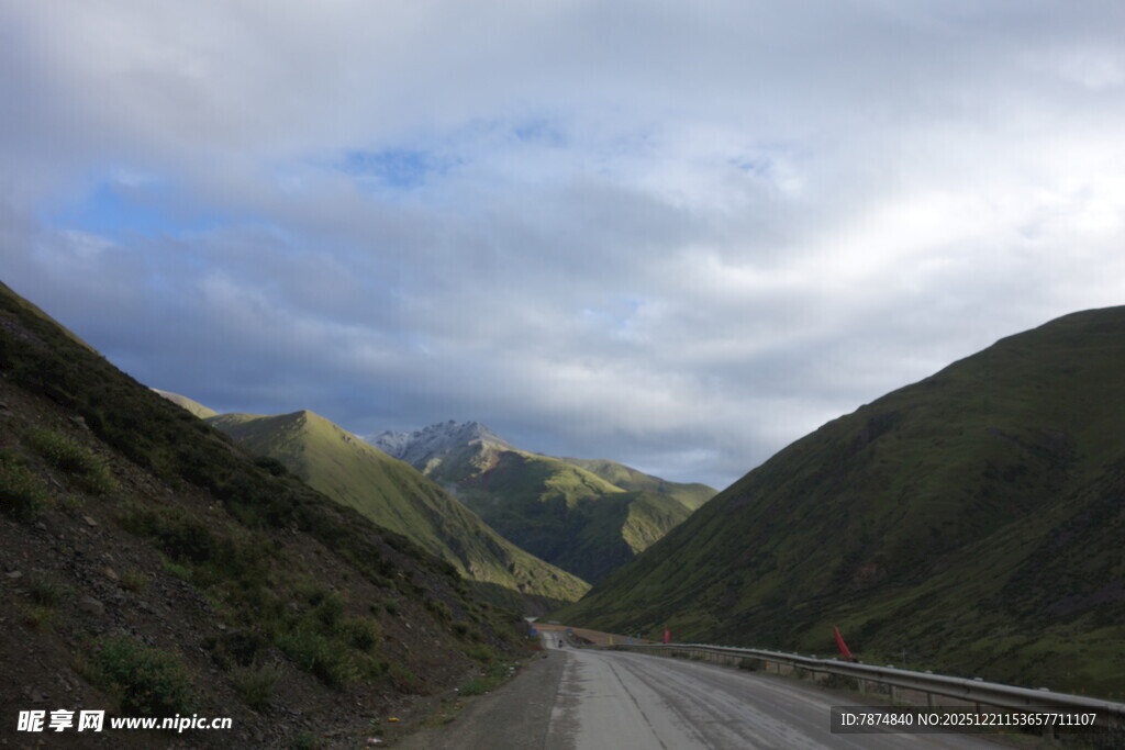 山间蜿蜒公路 风景如画