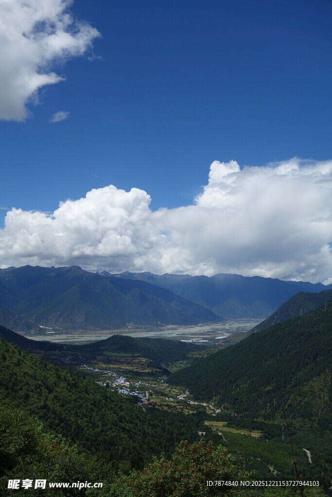 山间美景 蓝天白云映绿野
