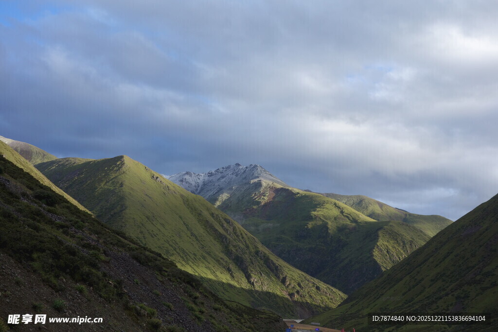 壮丽山峦 云绕山间美景