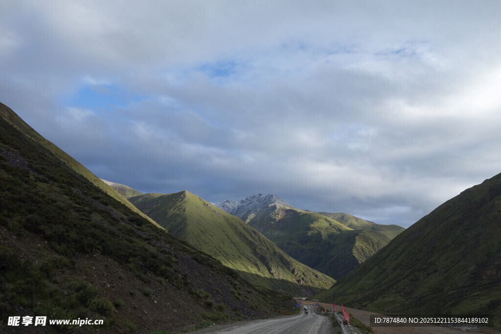 山间公路 云绕青山美景