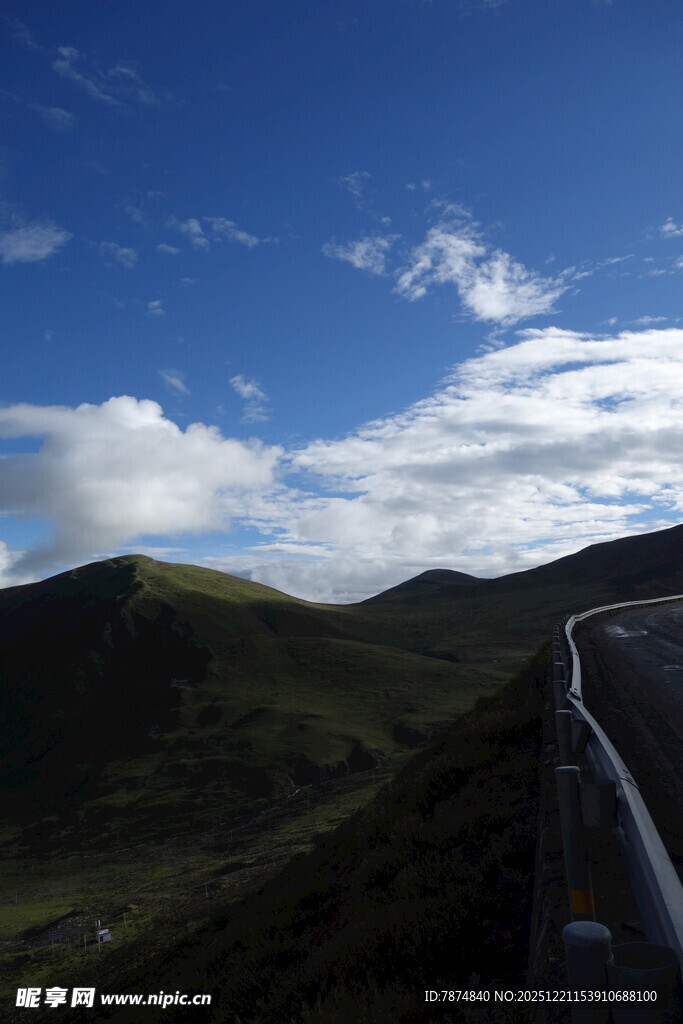 山间公路 蓝天白云相伴