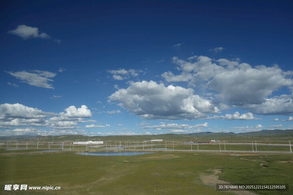 草原蓝天湖泊的美丽风光