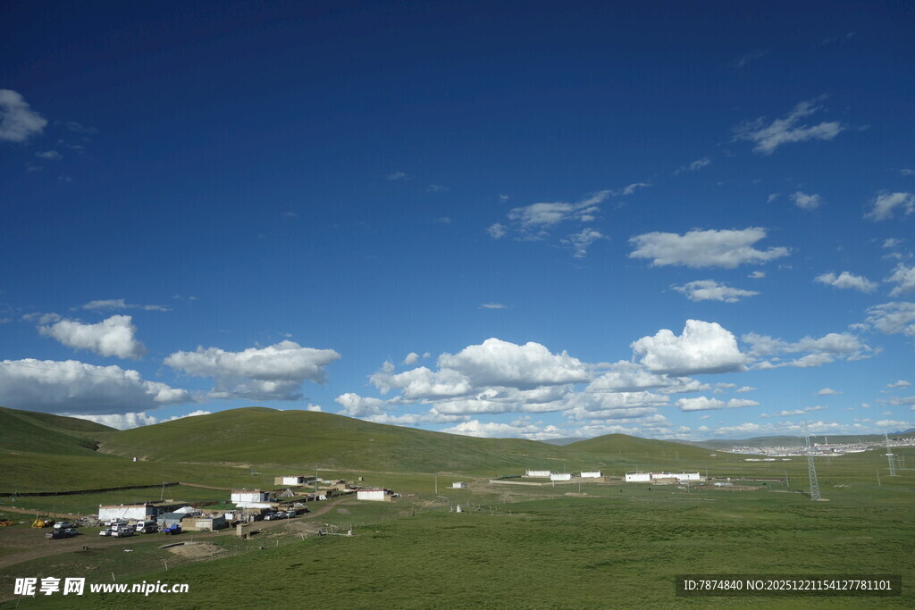 草原上的帐篷与蓝天白云