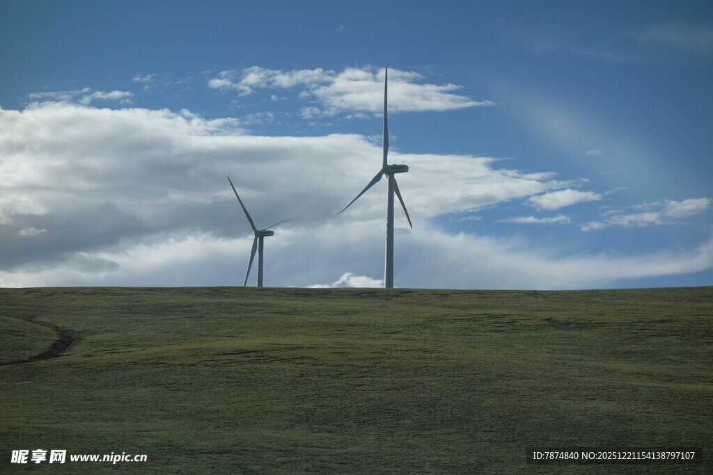 草原上的风力发电机