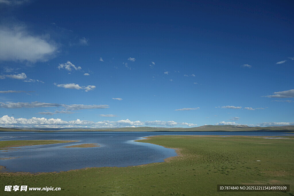 草原湖泊蓝天美景