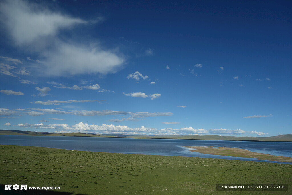 草原湖畔蓝天美景