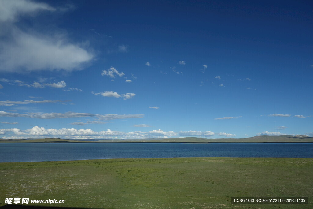 草原蓝天湖泊美景