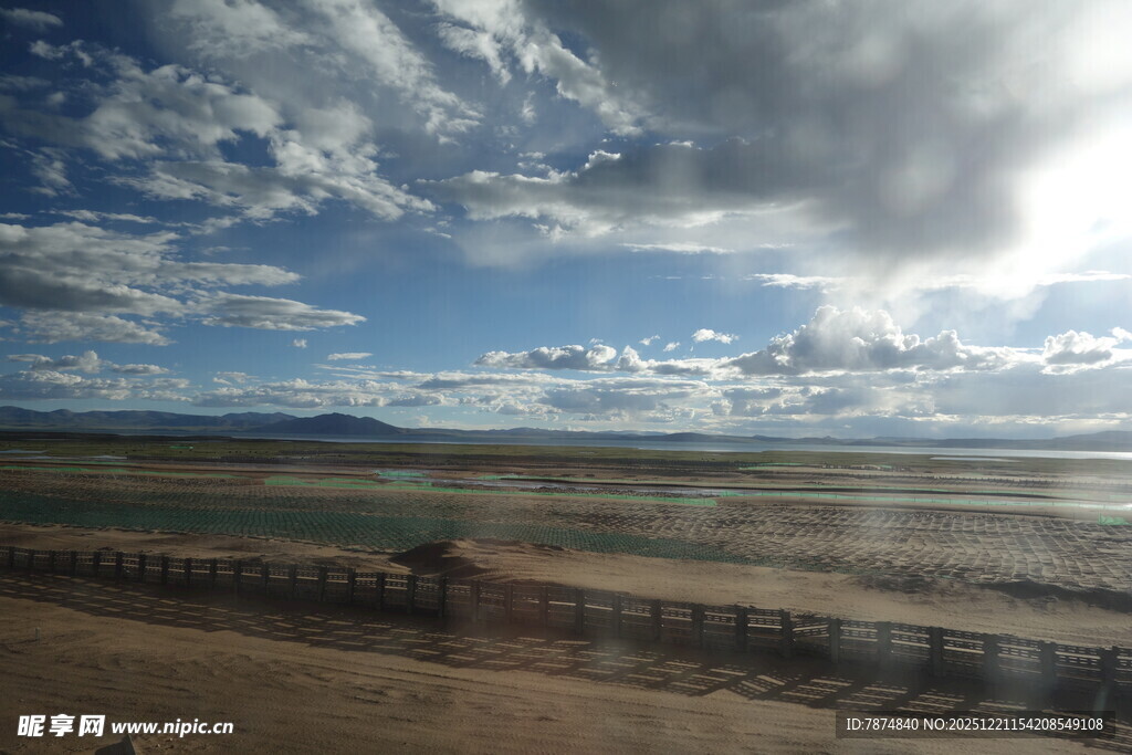 广阔草原上的蓝天白云景观