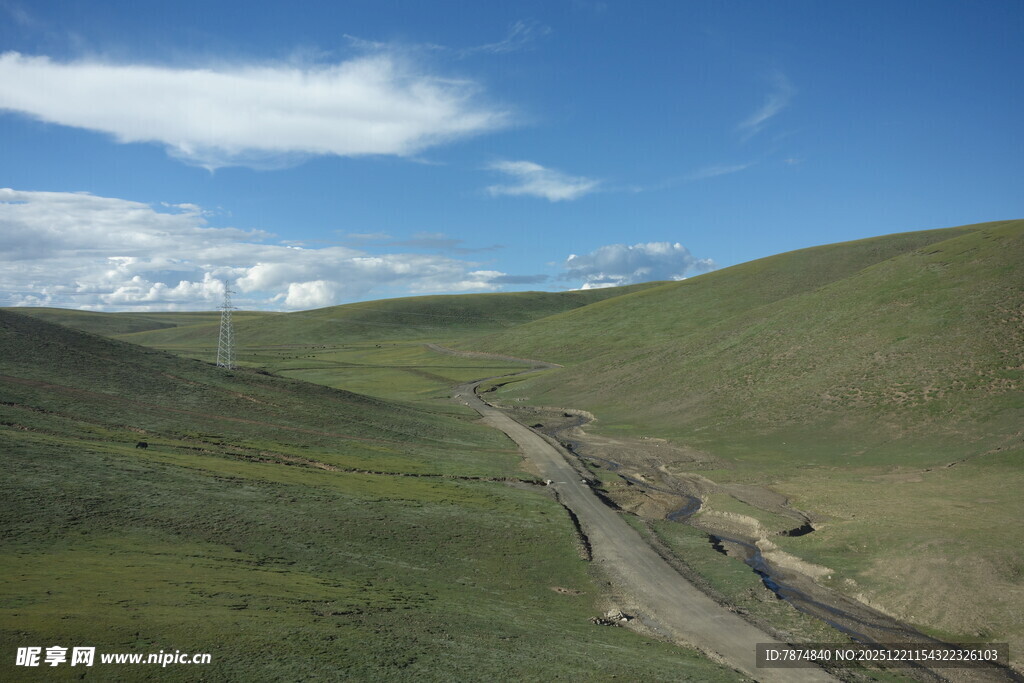 草原间蜿蜒的山间小路