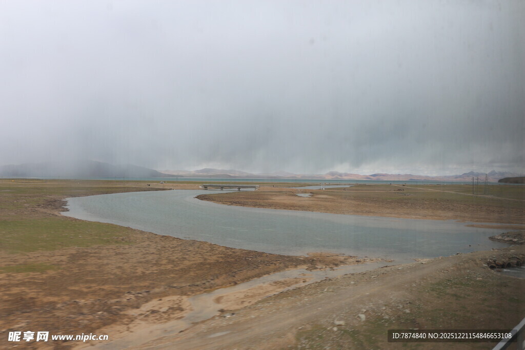 雾中湿地湖泊景观