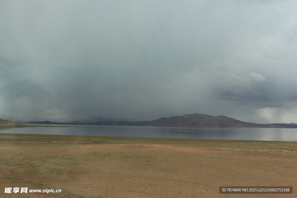 乌云笼罩下的开阔水域