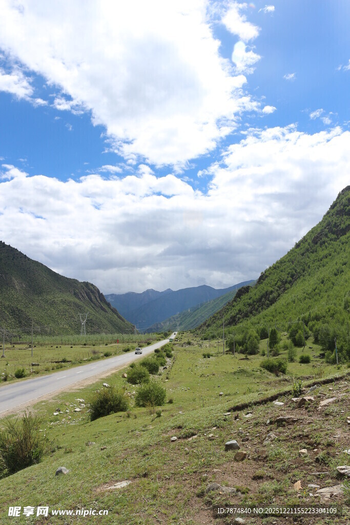 山间公路 蓝天白云绿野