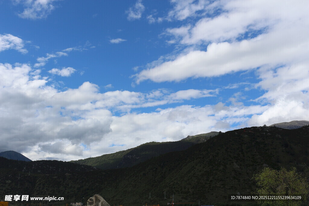蓝天白云下的山峦美景