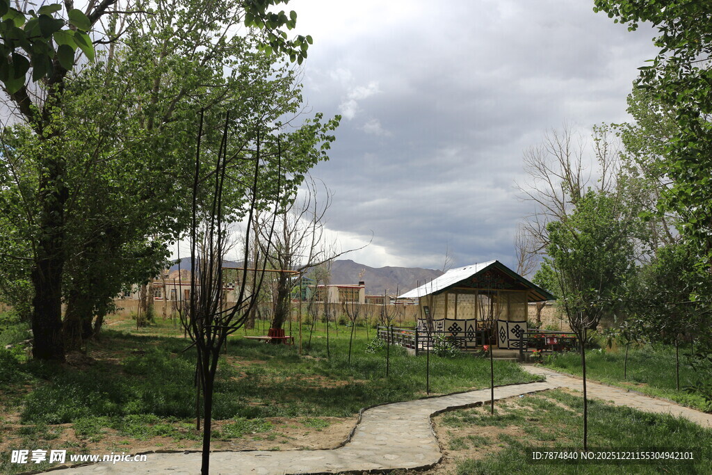 乡村小屋旁的宁静景致