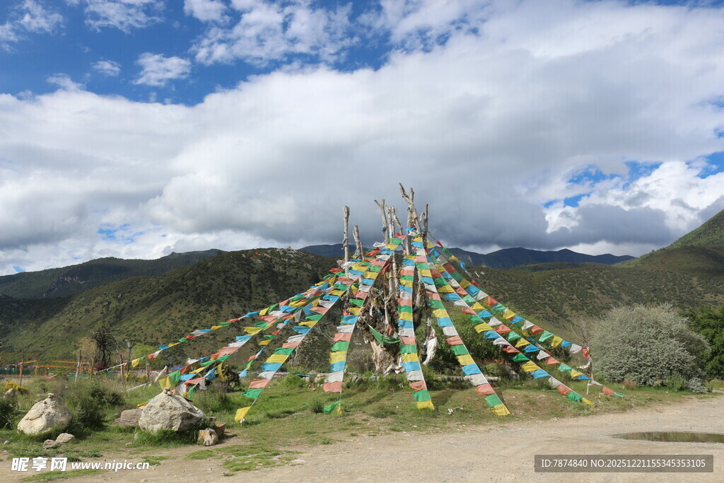 草原上的多彩经幡阵