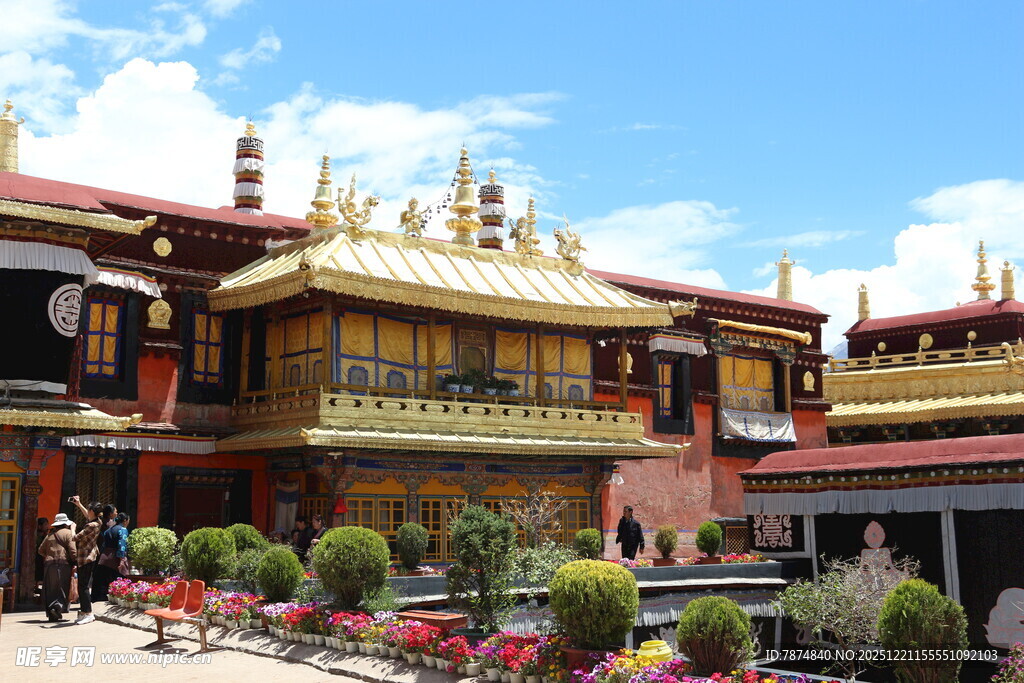 藏式寺庙建筑与多彩花卉