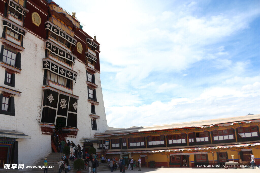 藏式建筑外观 蓝天白云相伴