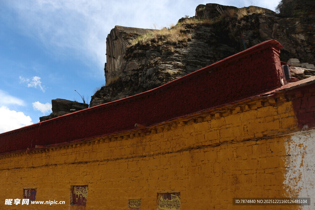 藏式建筑与远处山峦景观