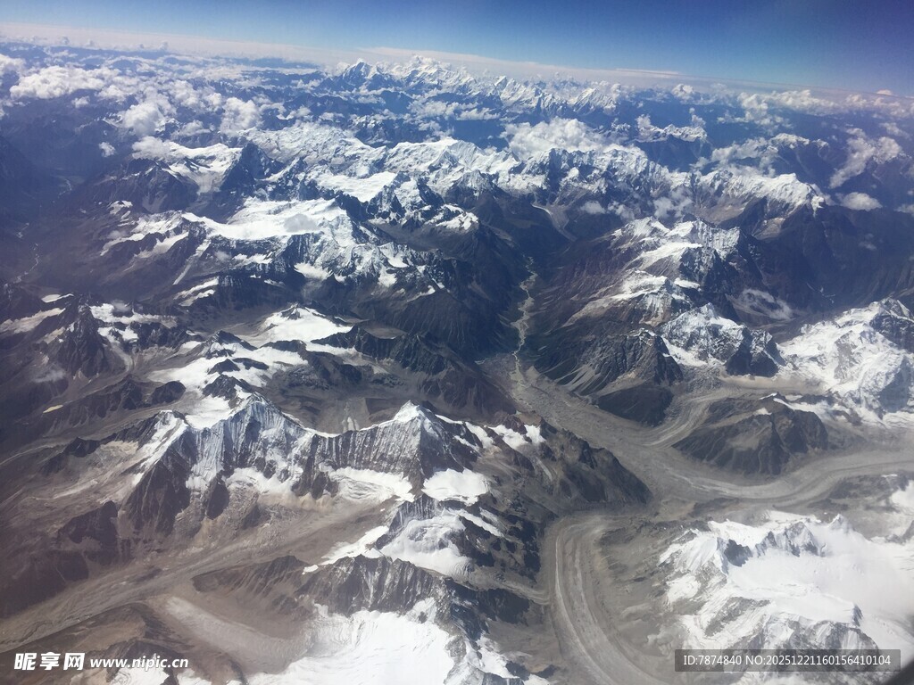 高空俯瞰壮丽雪山景观
