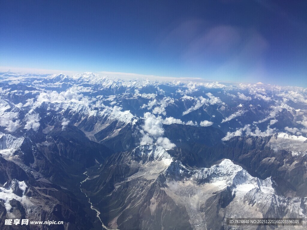 高空俯瞰壮丽雪山景色