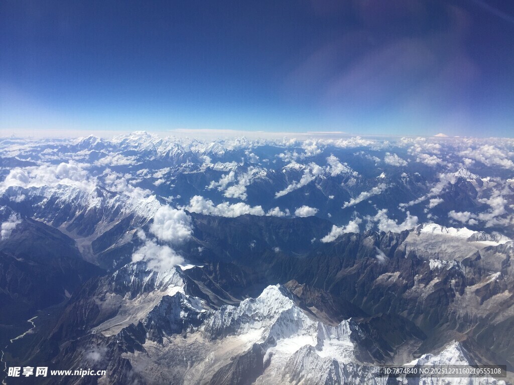 高空俯瞰壮丽雪山景观