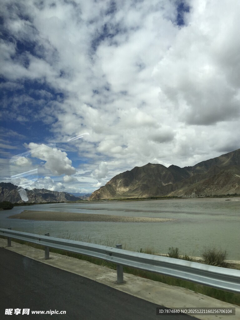 公路旁的山水风光景色