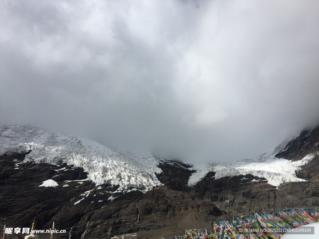 雪山云雾环绕壮丽景致