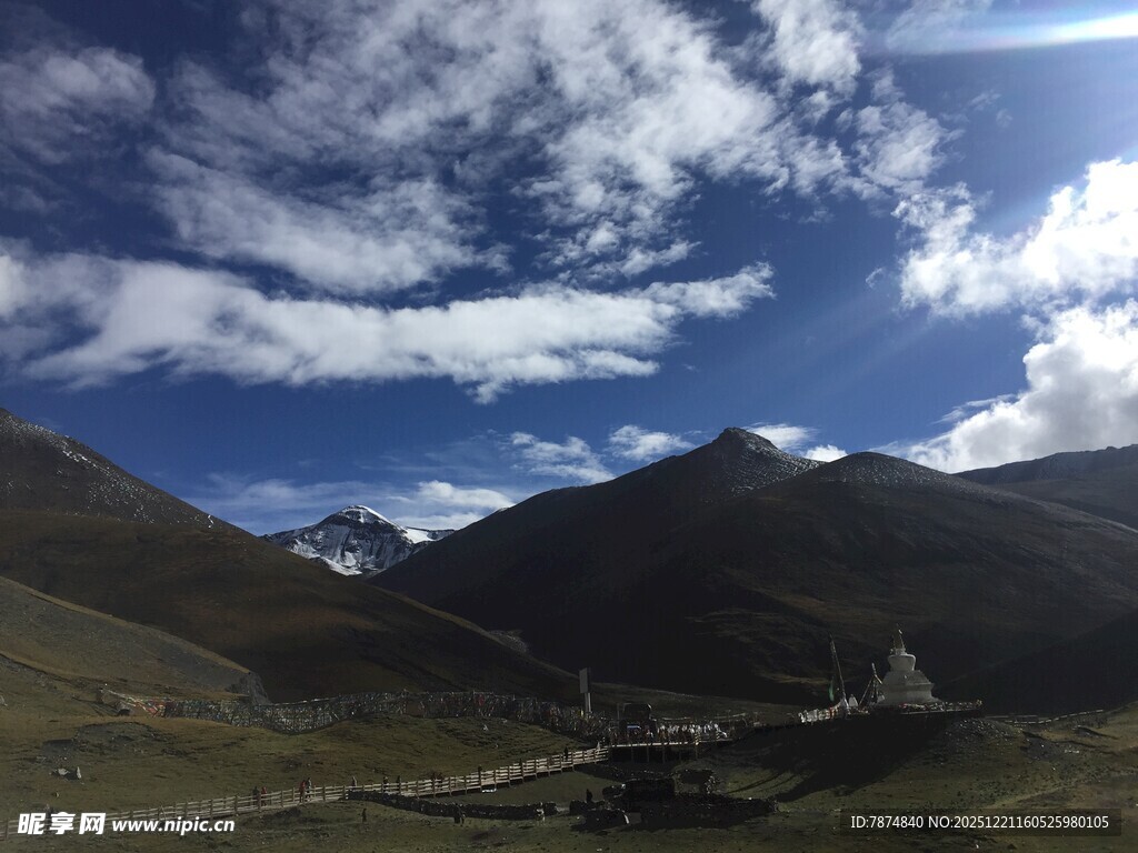 蓝天白云下的壮美山峦