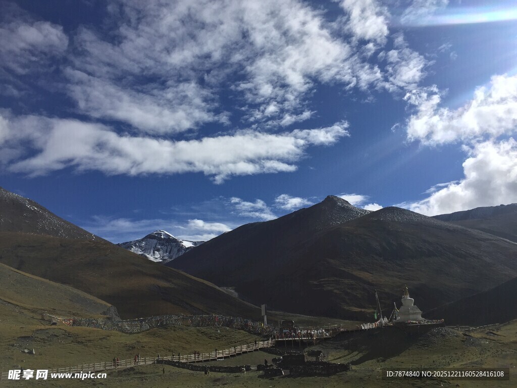 蓝天白云下的壮美山峦