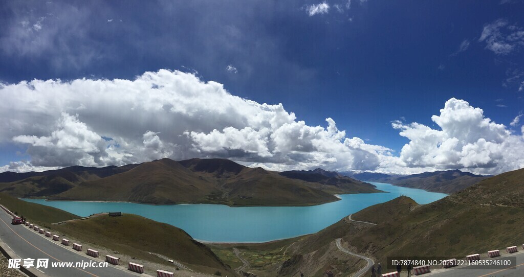 高原湖畔公路美景