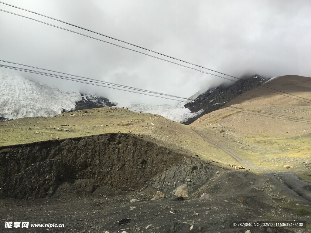 云雾缭绕的壮丽山地景观