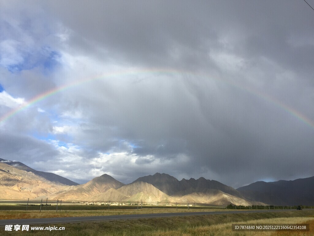 山间乌云密布的壮丽风景