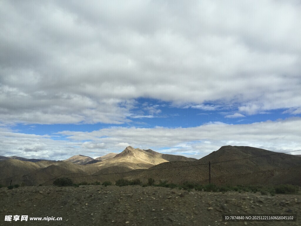 山间云景 蓝天覆于山峦