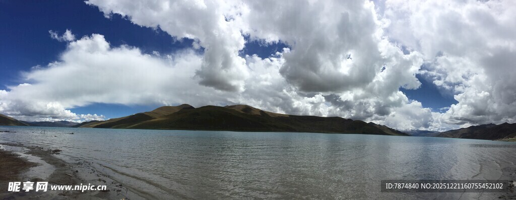 湖畔蓝天白云美景