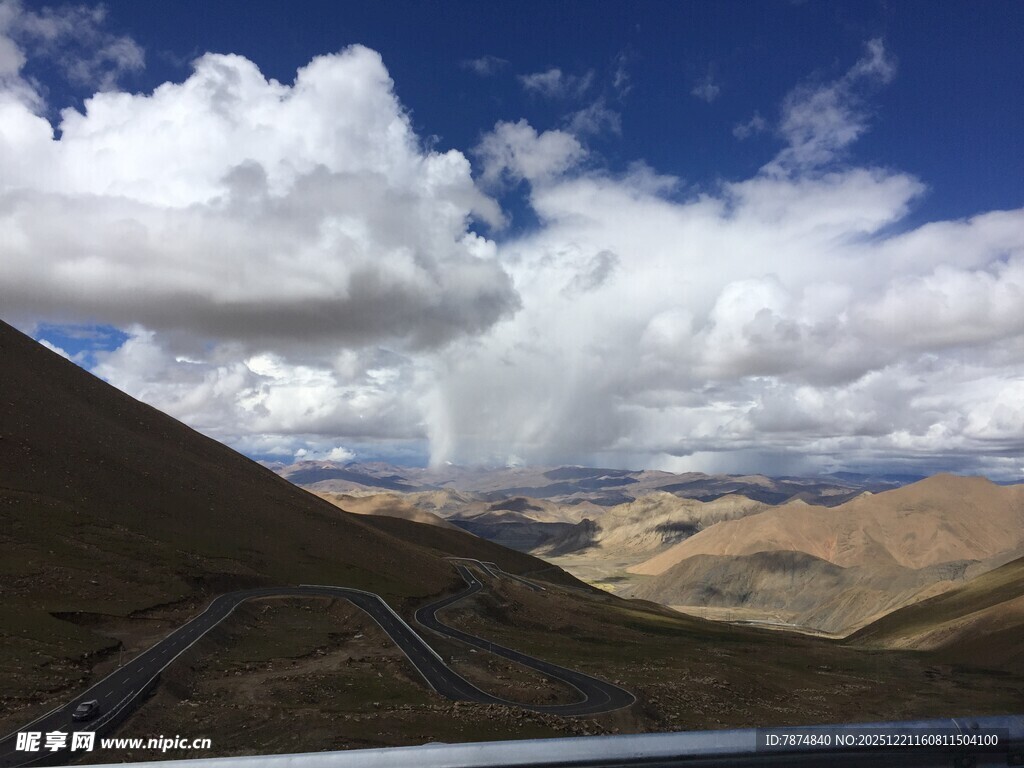 高原公路旁的壮丽云景
