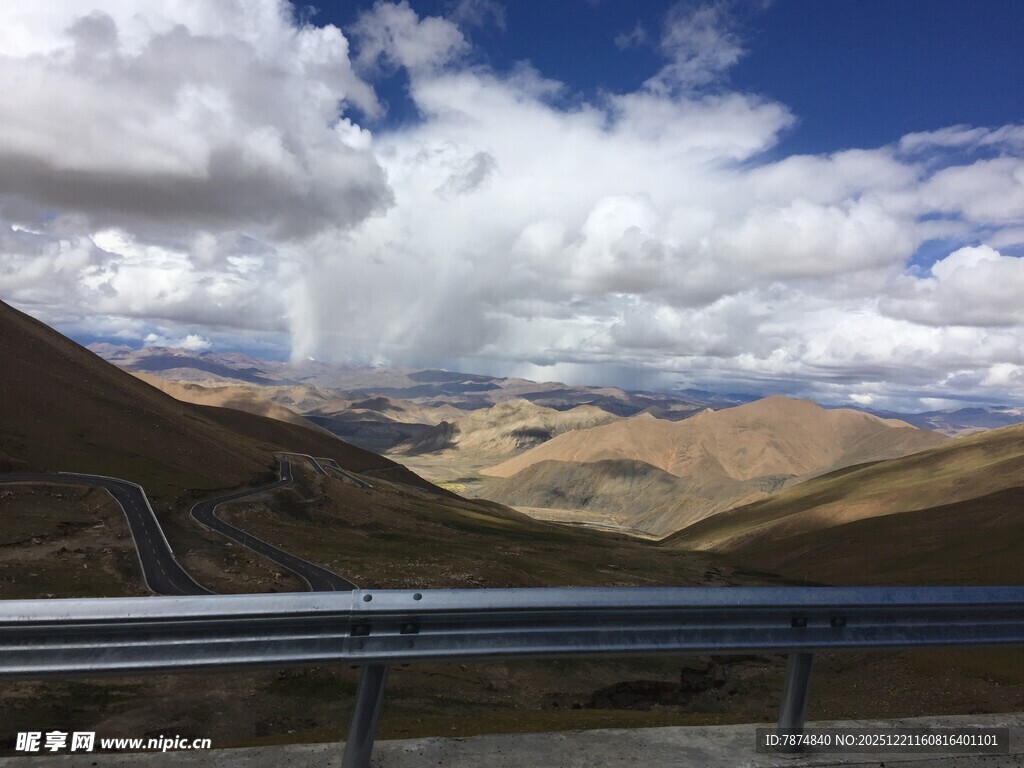 公路边的壮丽山川风景