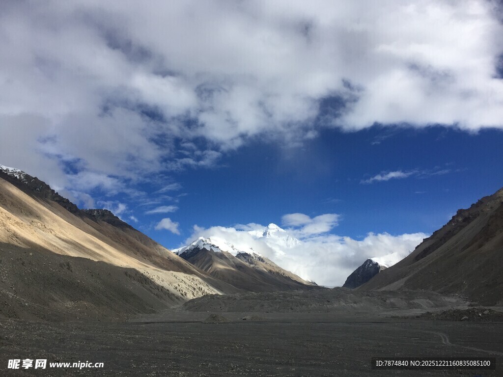 壮丽高原雪山蓝天白云景