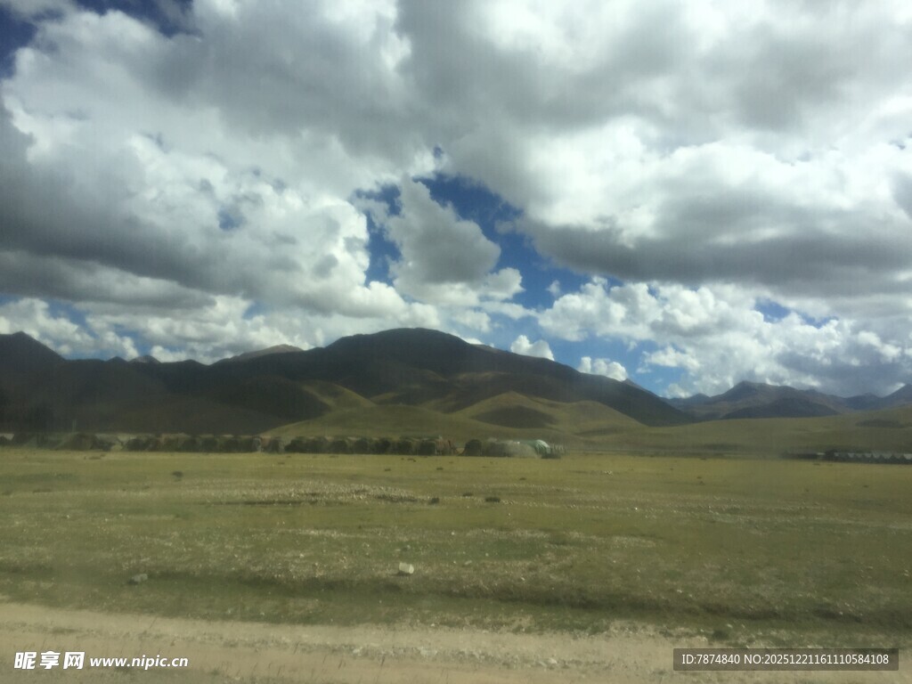 草原上的壮丽云天景观