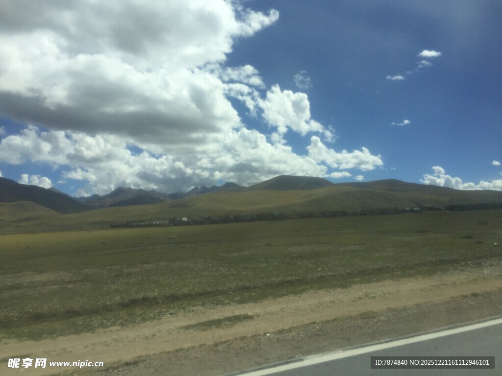 公路边的辽阔草原与蓝天