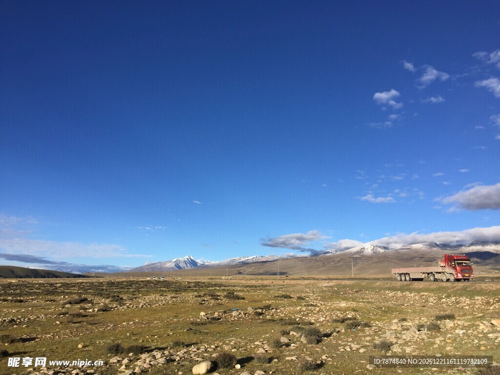 广阔荒原上的晴朗蓝天