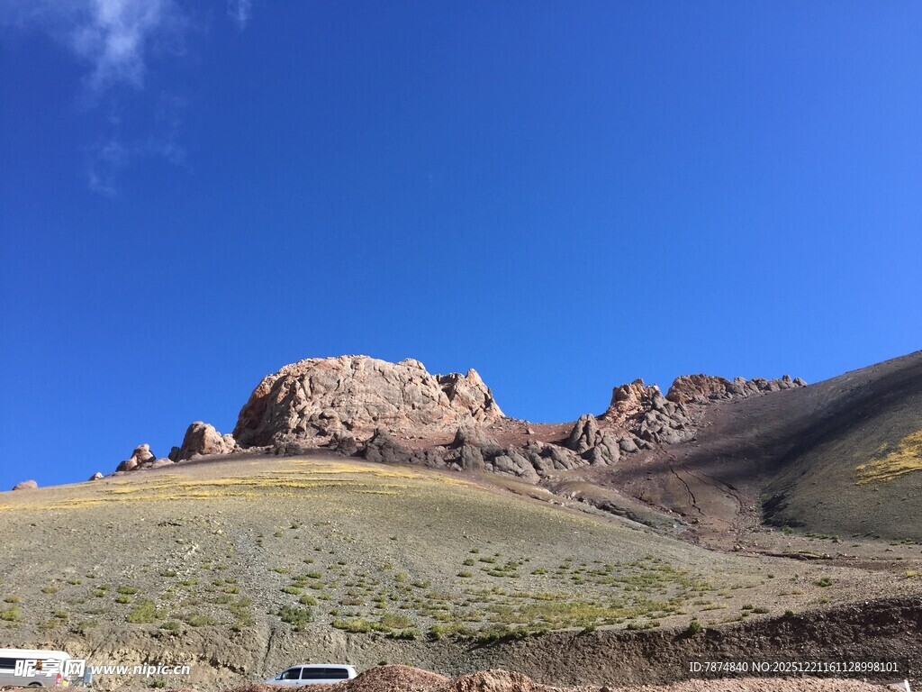 壮丽山丘与蓝天景观