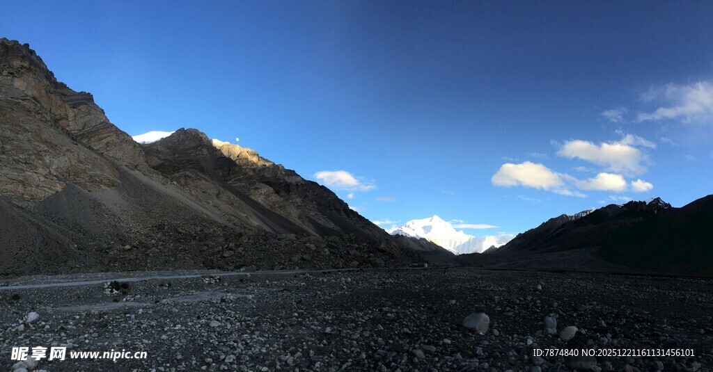 壮丽山景与蓝天