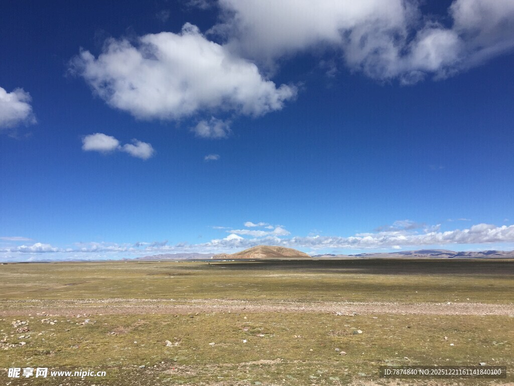 辽阔草原上的蓝天与白云