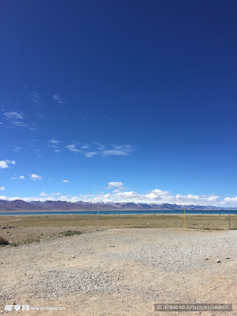 广阔荒原上的蓝天美景