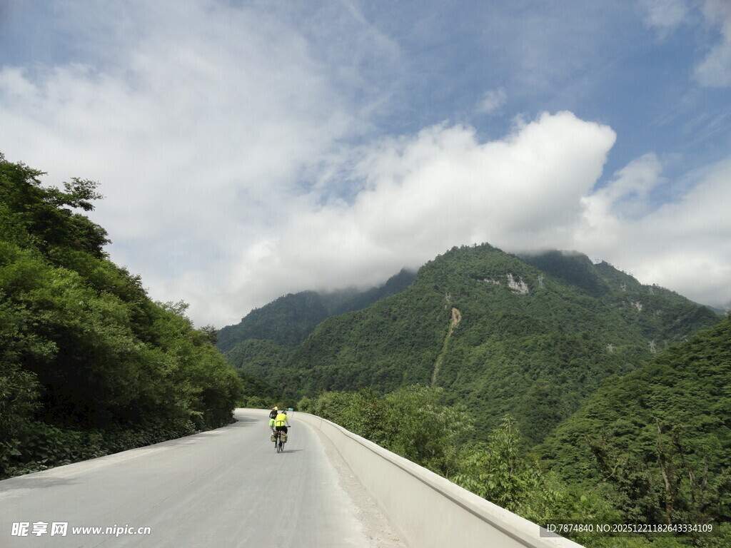 山间公路骑行者