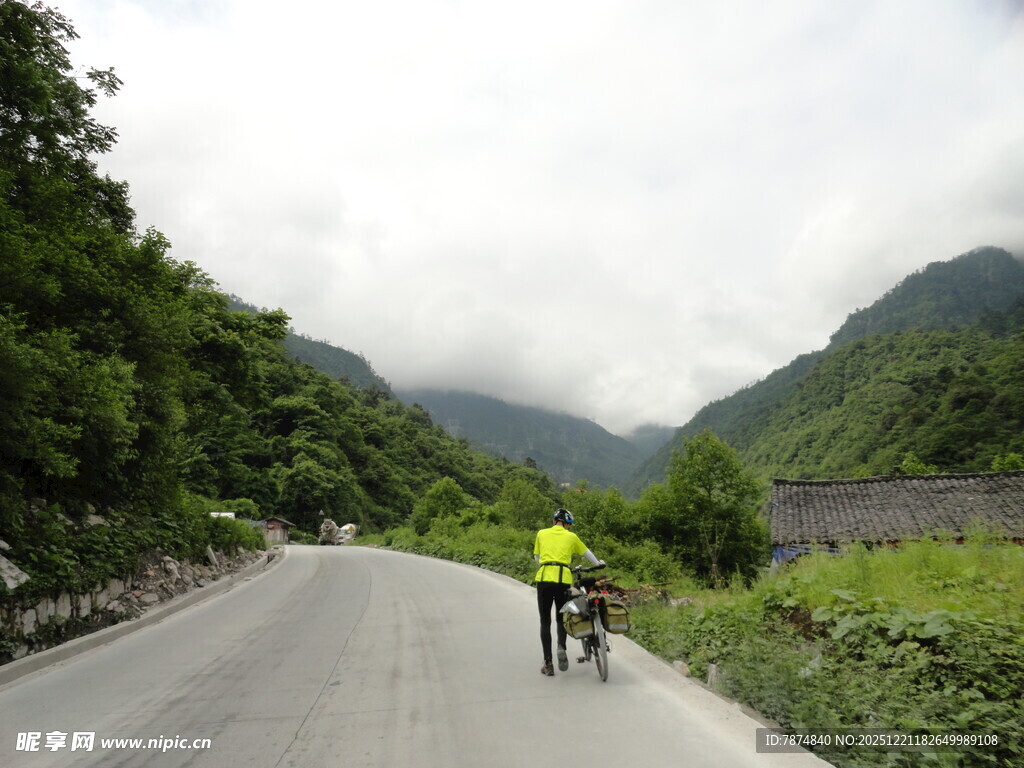 山间骑行者穿行于绿意中