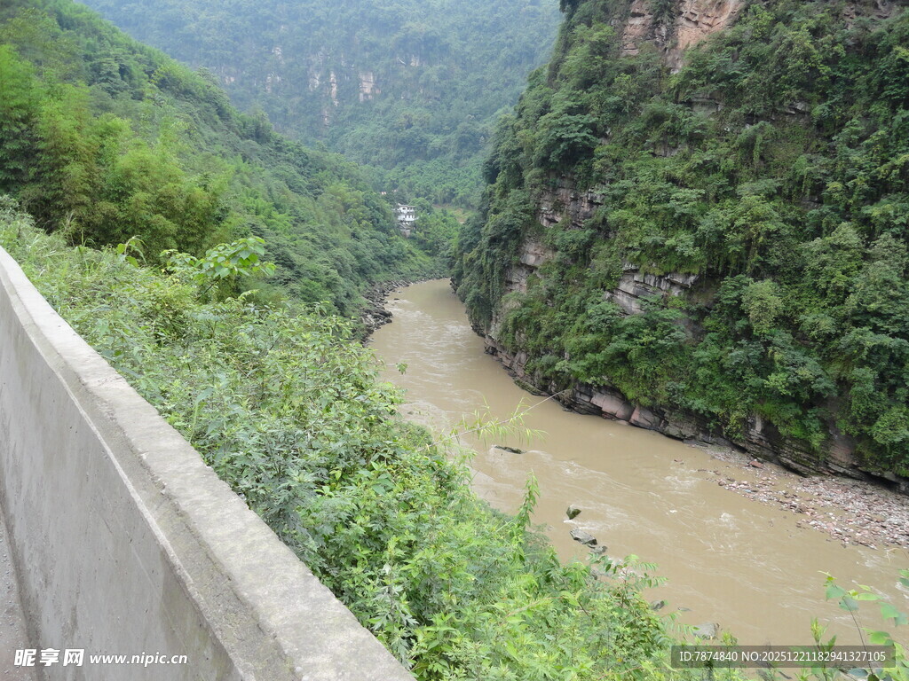 峡谷河畔风光