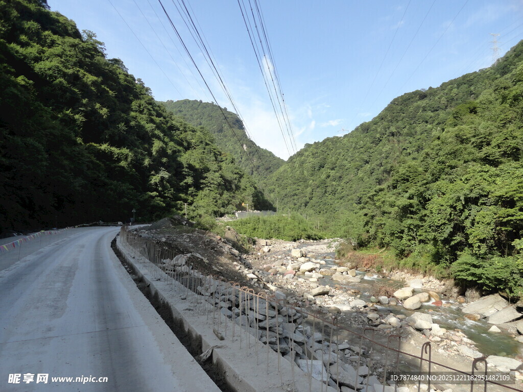 山间蜿蜒公路与葱郁山林