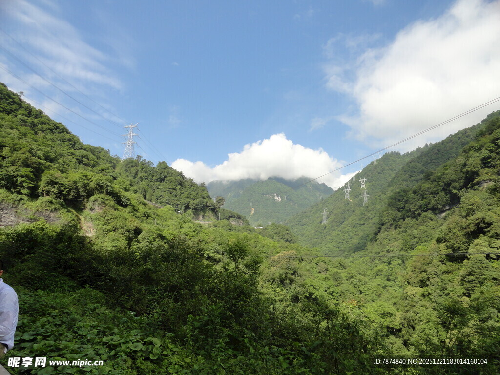 山间绿意盎然的秀丽景致